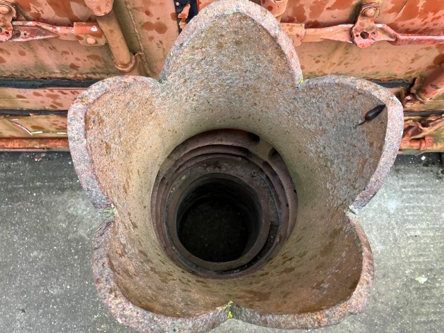 Large crown vented chimney pot
